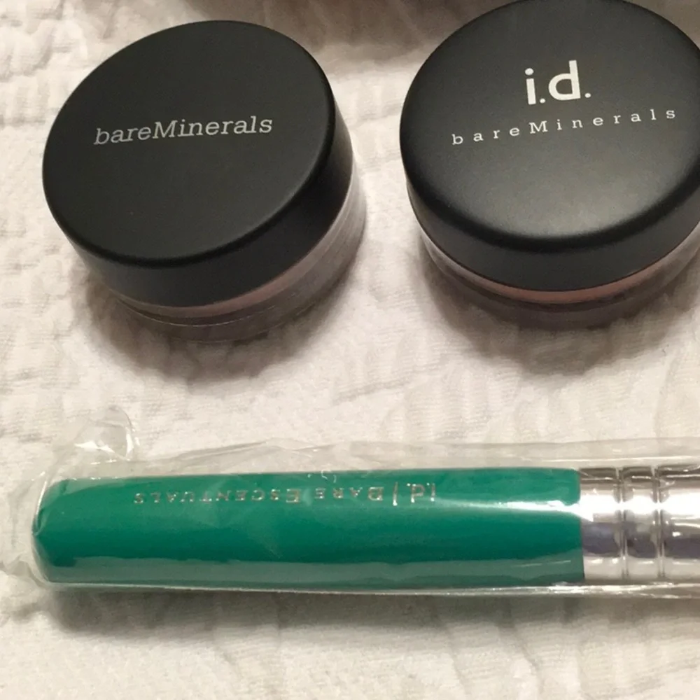 BARE MINERALS Must Have blushes. Volume One. 3 blendable blushes, bag, brush